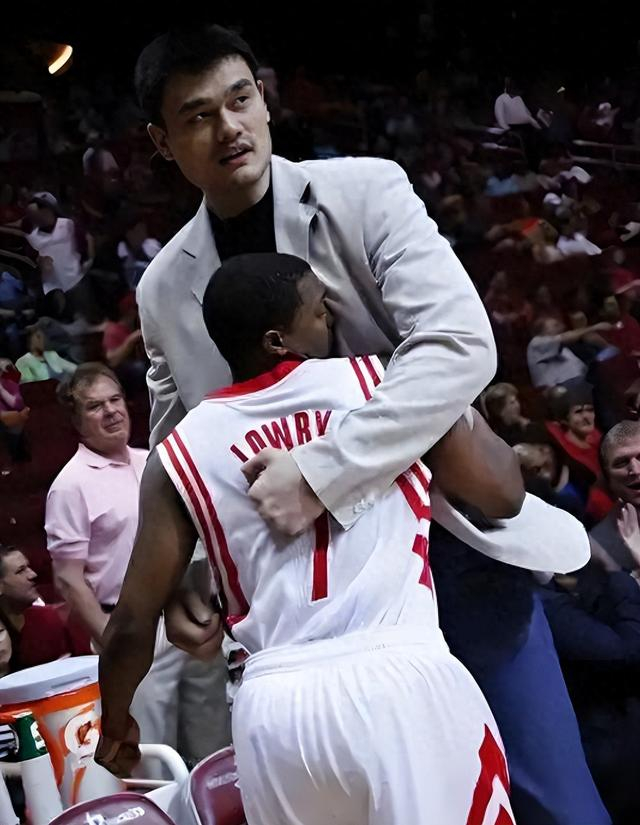场均1.2分0.8板，16年前姚明老队友，40岁了终于要退役了|凯尔·洛瑞|NBA|火箭|休斯敦火箭队|中国男篮_新浪体育_新浪新闻